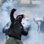 Rekordný počet zatknutých po protestoch vo Francúzsku, stovky ľudí zostávajú vo väzbe