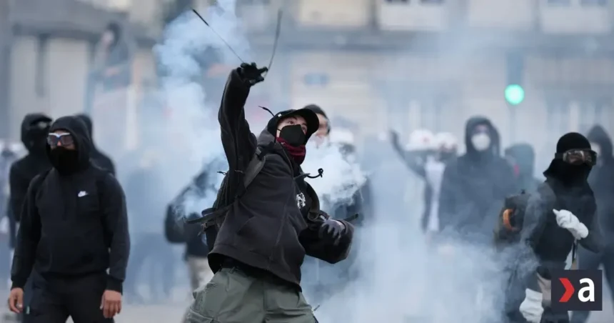 Rekordný počet zatknutých po protestoch vo Francúzsku, stovky ľudí zostávajú vo väzbe