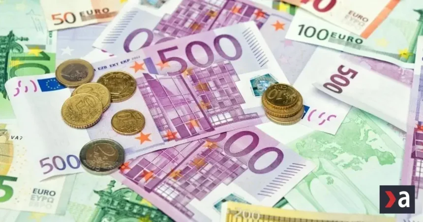 Seniorka vyhodila z okna 10-tisíc eur, naletela podvodníkovi vydávajúcemu sa za vnuka