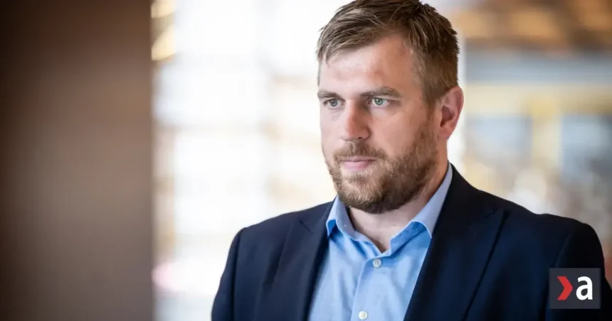 SNS vyzýva Kuffu, aby žiadal vrátenie stotisícových odmien