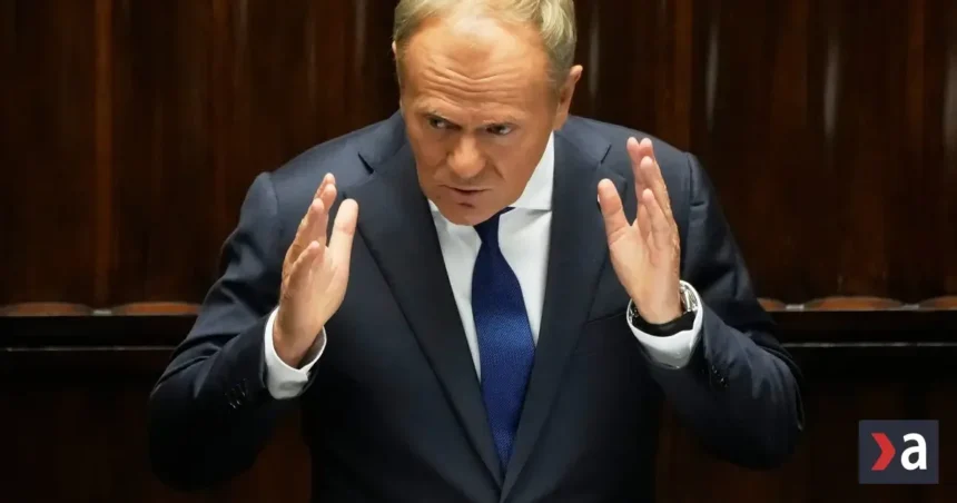 Tusk kritizuje ukrajinské oslavy UPA, Poľsko vraj pozastavilo rokovania o pomoci