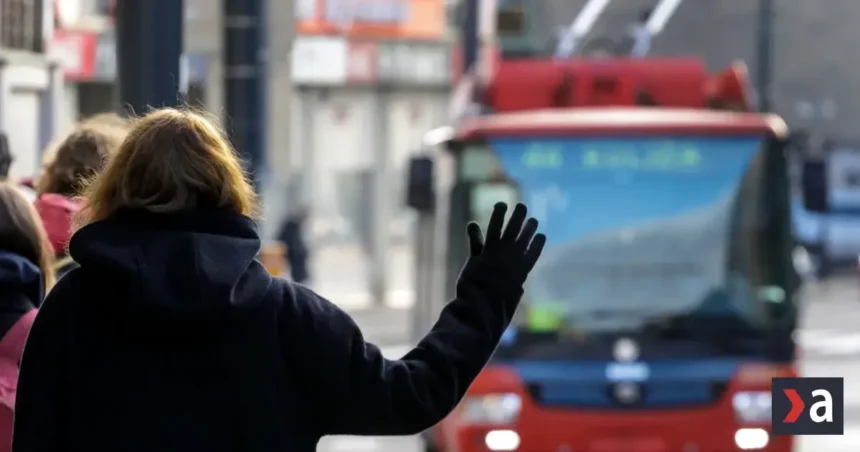 V Bratislave napadol muž študentov medicíny čakajúcich na autobus