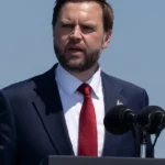 Vance varuje USA pred následkami migrácie po francúzskych násilnostiach