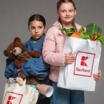 Vianoce plné objatí namiesto zbalených tašiek: Darujte úsmev dvakrát