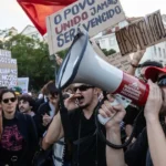 VIDEO: Bývanie je drahšie, mzdy to nezvládajú. V Lisabone protestovali desaťtisíce ľudí