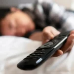 Zaspávate pri zapnutej televízii? Odborníci varujú, čo to prezrádza o zdraví