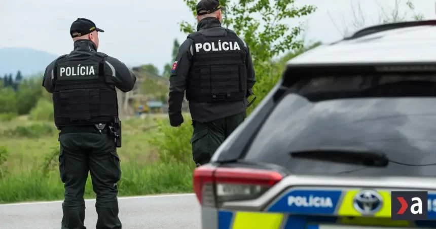 Zrážka kamióna a dodávky pri obci Lada: Cesta je neprejazdná